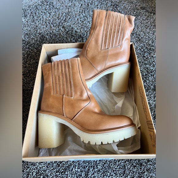 👢 FREE PEOPLE James Chelsea Boots Tan | Chic Leather Ankle Boots - Picture 6 of 13